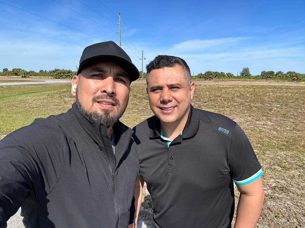 Inversionista con equipo First Land USA