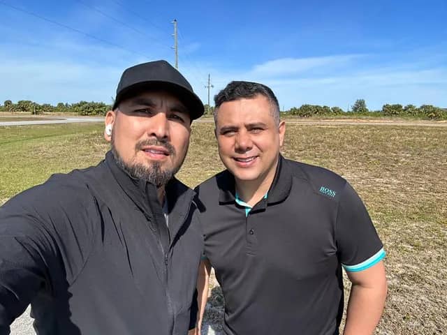 Inversionista con equipo First Land USA