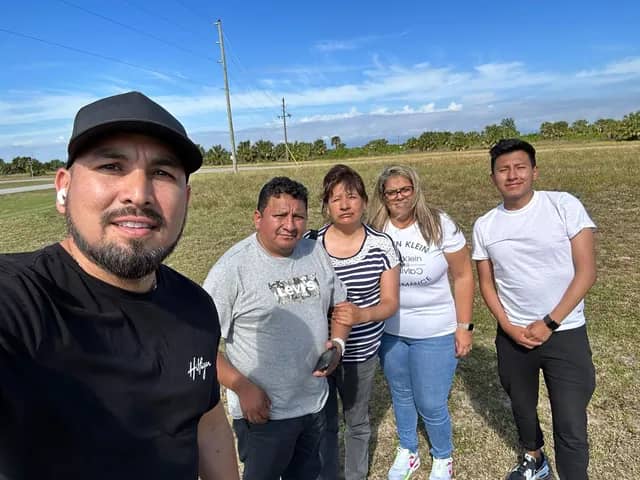 Inversionista con equipo First Land USA
