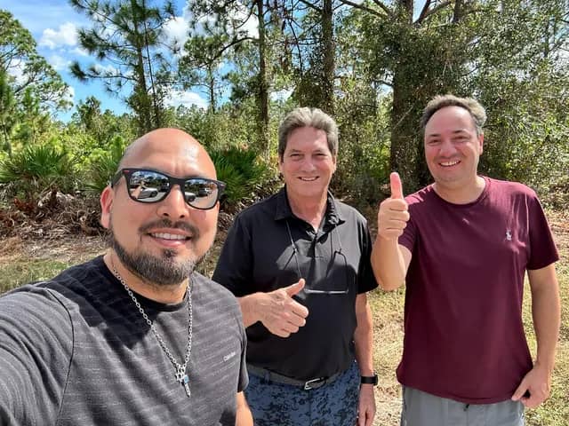 Inversionista con equipo First Land USA